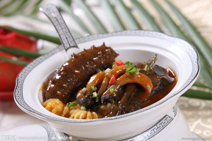  p>海参炖香菇是一道美食,主要食材是海参,香菇,母鸡,料酒,蚝油,酱油