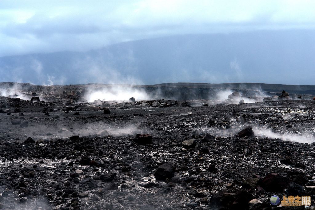  p>冒纳罗亚火山是夏威夷海岛上的一个活跃盾状活火山,山顶的大火山口