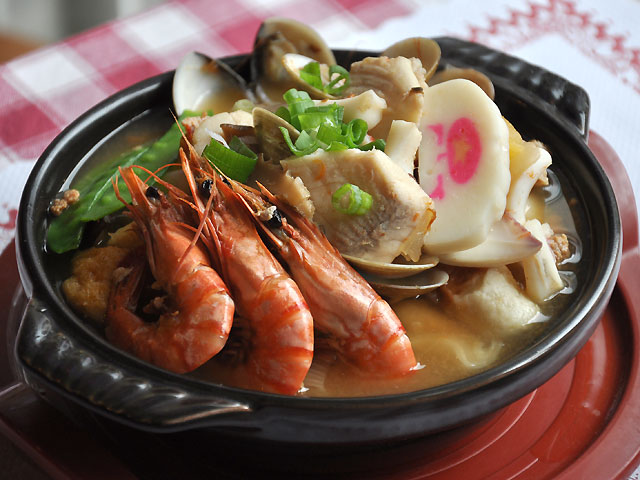  p>海鲜砂锅是一道由大白菜,豆腐,粉条,鲜虾,蛤蜊,鱿鱼,葱姜,香菜等