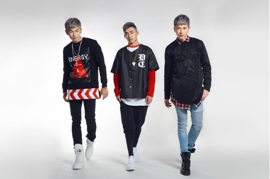 组合名称定为e·21,由原来台湾超人气组合super131成员余致纬(阳光