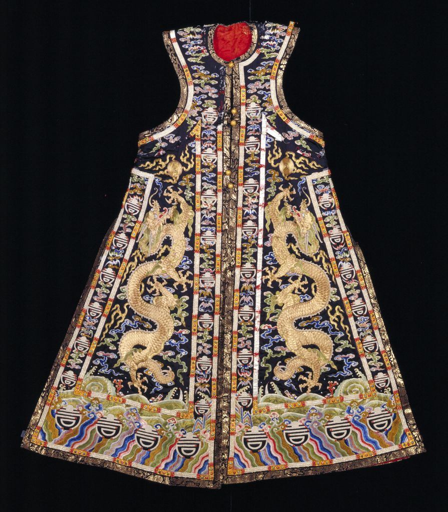 清乾隆石青缎绣金龙棉朝褂