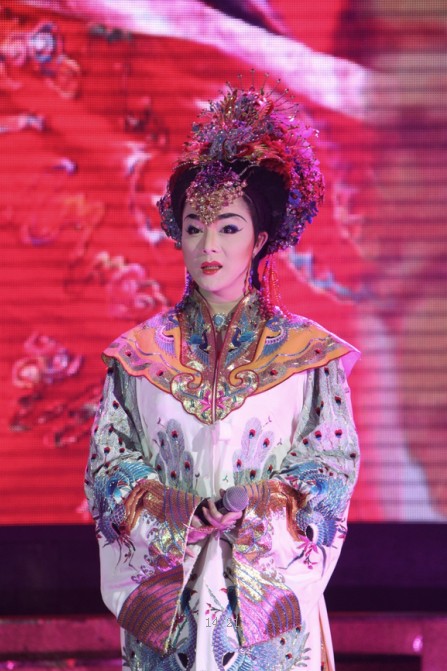  p>童珂舟,本名娄龙虎,1976年7月出生于福建福州,反串艺人.