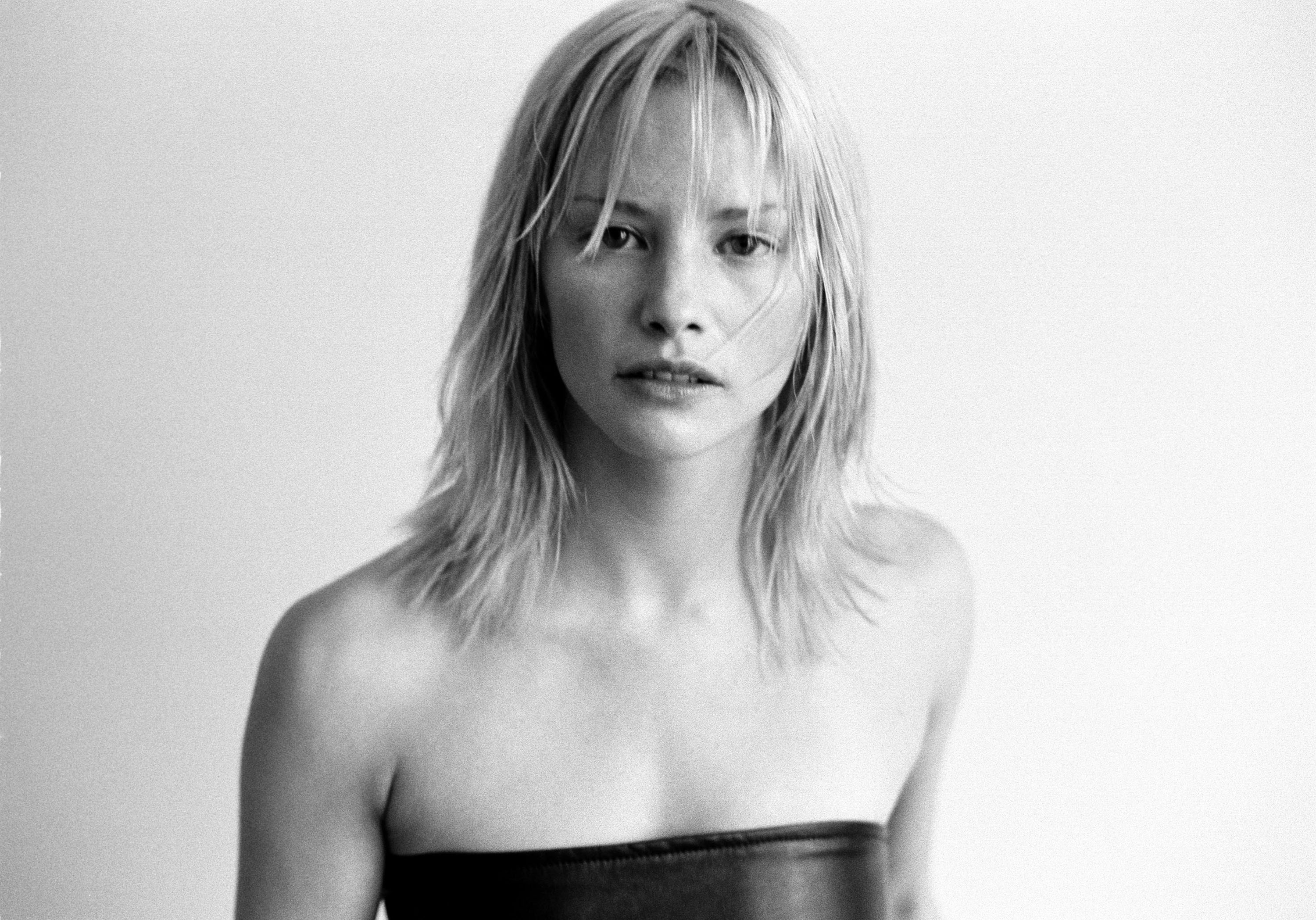  p>西耶娜·盖尔利(sienna guillory),1975年3月16日出生于英国北安普