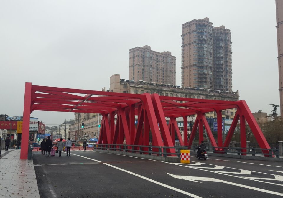  p>新西门桥位于盐城市老城,原新西门桥建于2004年,2015年重新改扩建.