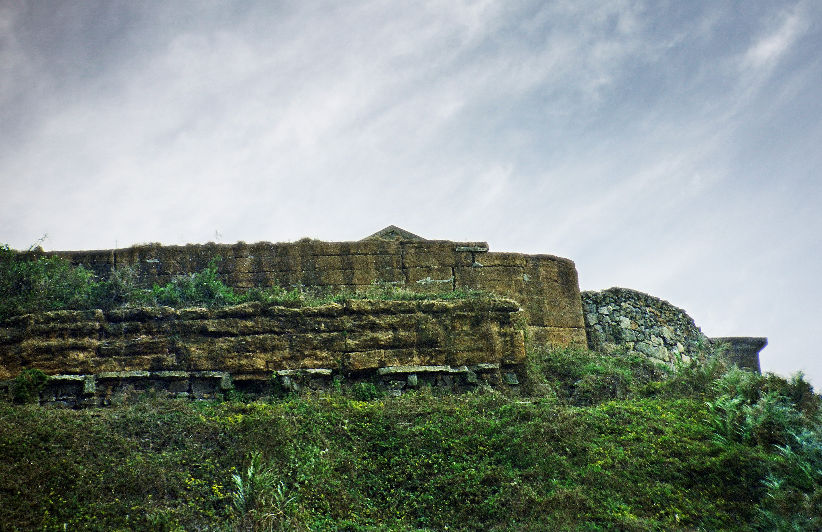 ymd">宏远炮台是北仑区现存的规模最大的一座炮台,位于甬江南岸笠山上