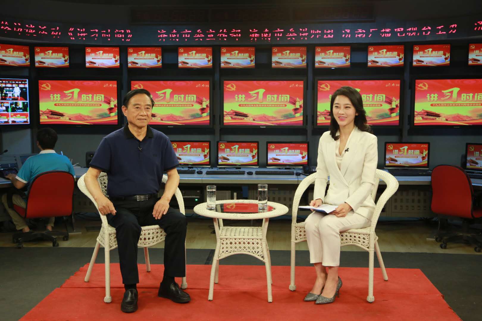  p>阳光,出生于山东济南,济南电视台首席节目主持人,毕业于中国传媒