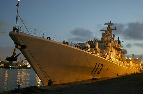  /p> p>青岛号驱逐舰是中国第一艘现代化的多用途战斗舰艇之一,具有