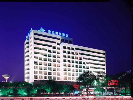  p>桂林观光酒店位于桂林市东南,四面风景怡人,交通十分便利,往机场只