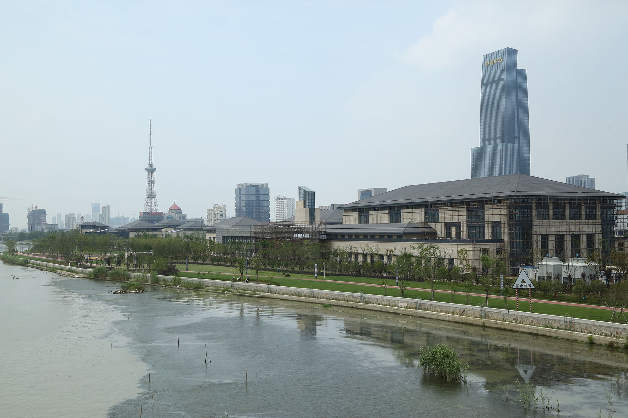  p data-id="gnwn3ayku8">澹台湖是位于苏州吴中区的一个湖泊,紧邻京