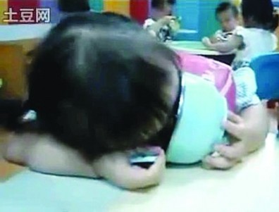  p>头扎两小辫,脖子上围着粉红色围兜,捧着个蓝色大碗,本该是吃饭时间