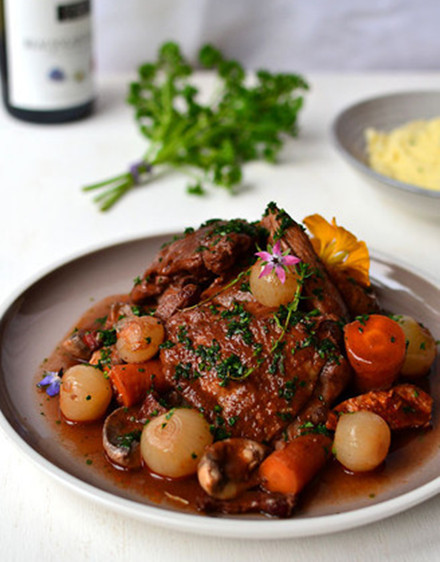  p>红酒烩鸡是一道 a target="_blank" href="/item/法国/1173384"