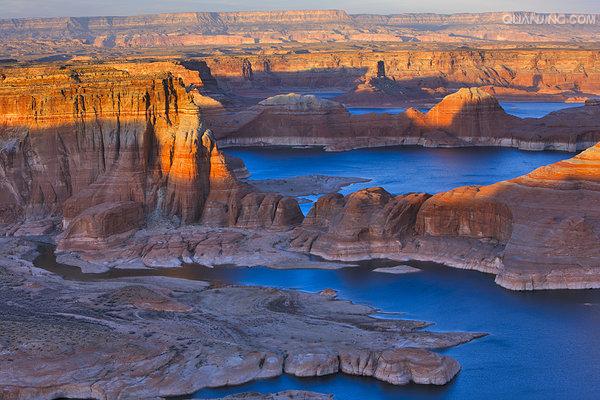  p>鲍威尔湖(lake powell)是为纪念美国第一个漂流此河并建议开发水利