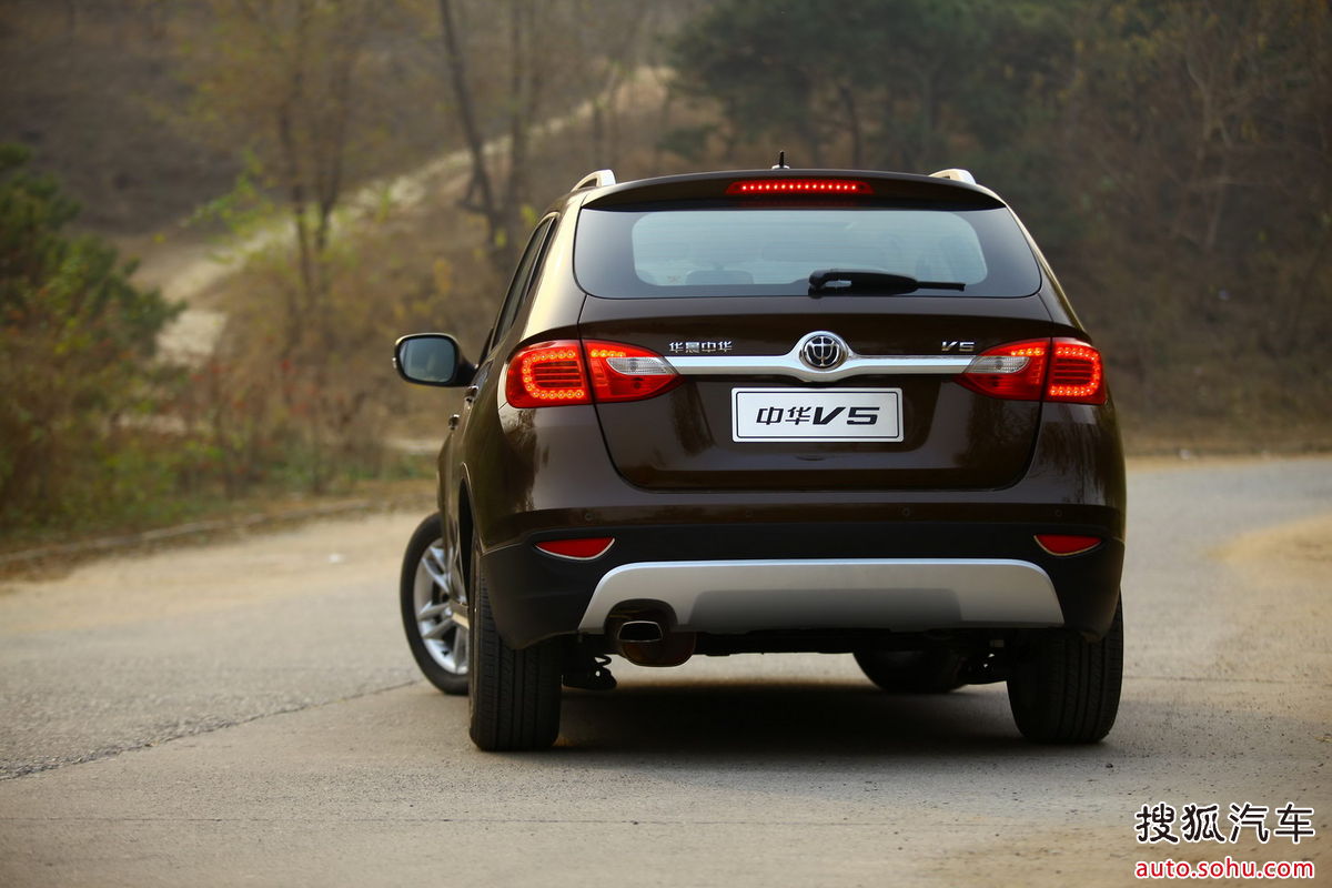  p>中华v5是中华汽车推出的首款suv车型,车头线条圆润,前保险杠非常