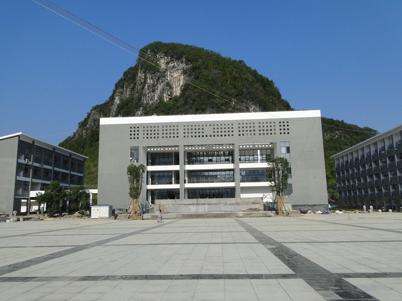 data-id="gnbaymhq33">贵州省江口中学创建于1942年,位于贵州省铜仁市