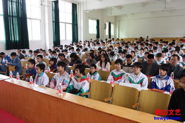  p>鹤华中学位于鹤山市沙坪街道人民东路狮子山,创办于1987年,是由