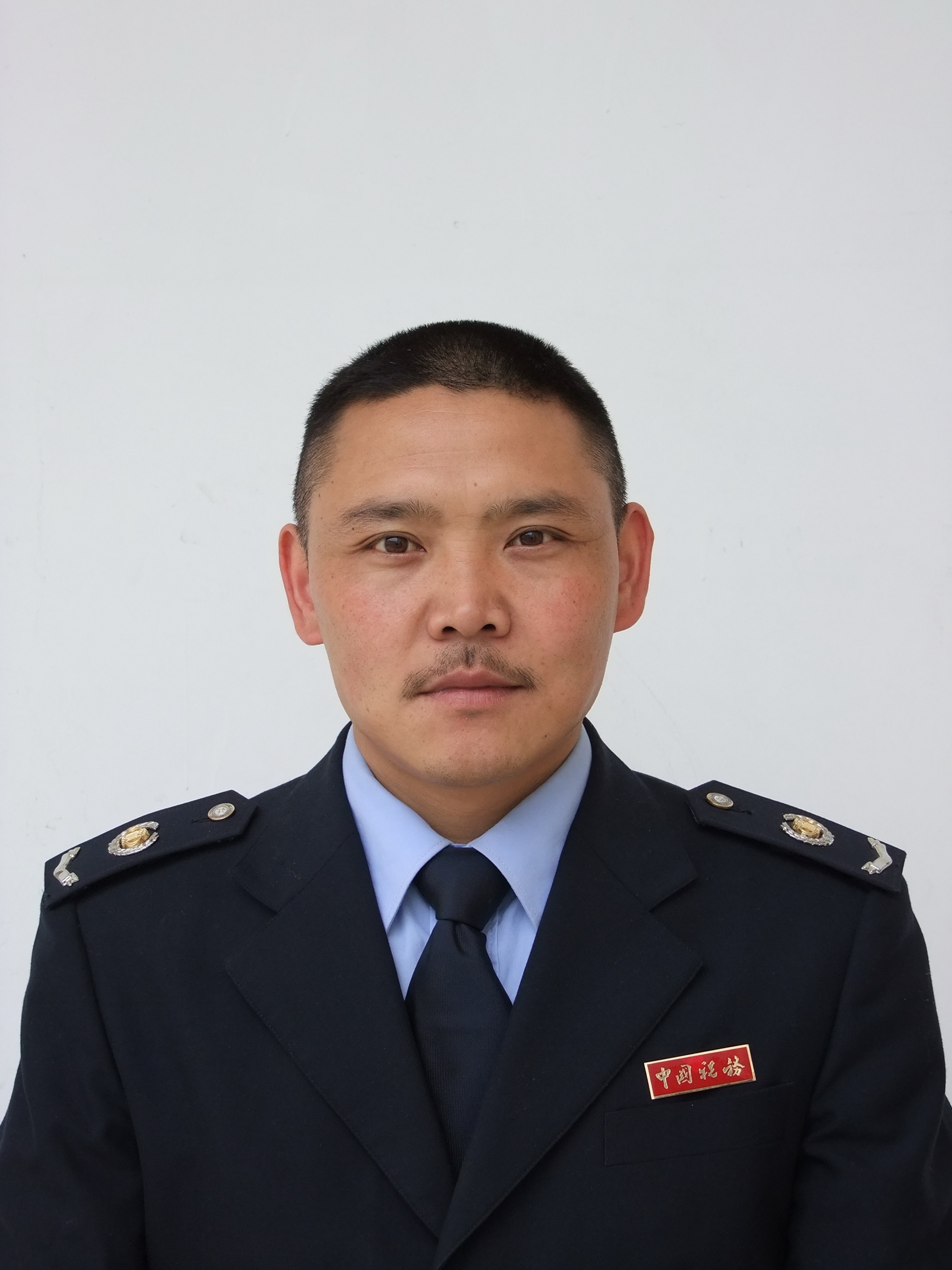  /p> p>现任四川省阿坝州理县党委成员,副局长,四级高级主办. /p>