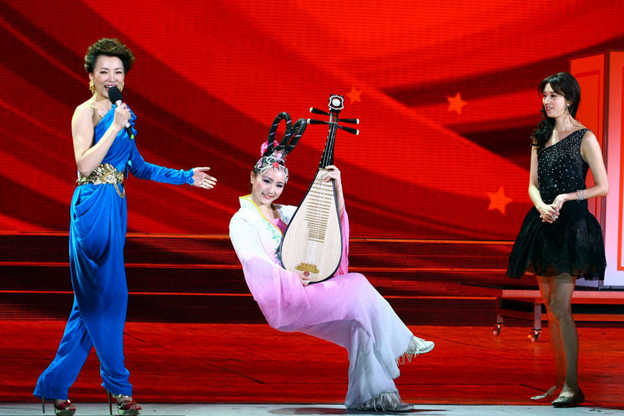  p>《2011年中央电视台春节联欢晚会》 i>(简称:2011年央视兔年春晚) 