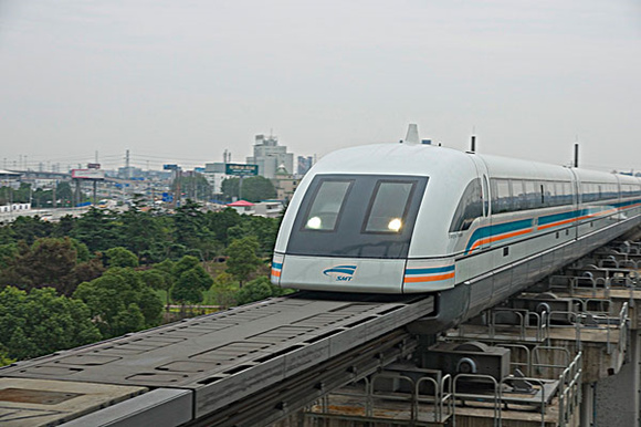  p>上海磁浮列车(shanghai maglev train)是服务于