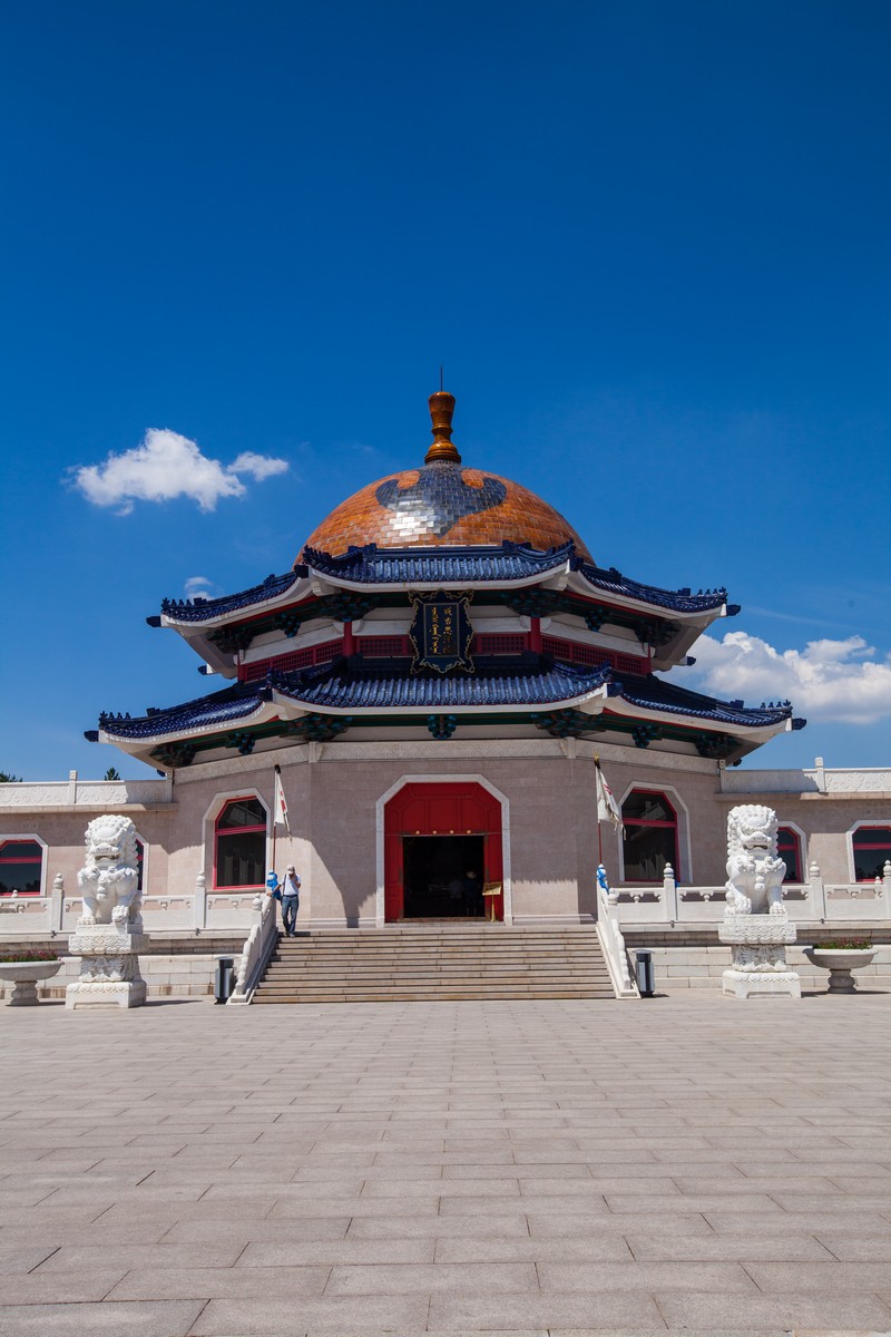  p>成吉思汗陵旅游区,又称成陵旅游区,俗称东联景区(并非成吉思汗陵)