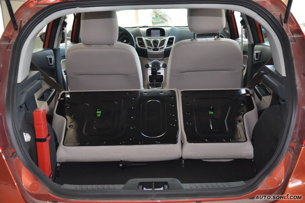 data-lemmaid="1953775">福特汽车公司向市场推出了第一代嘉年华