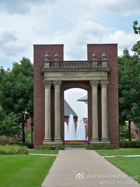  p>伊利诺伊大学(university of illinois),简称ui或u of i,创建于