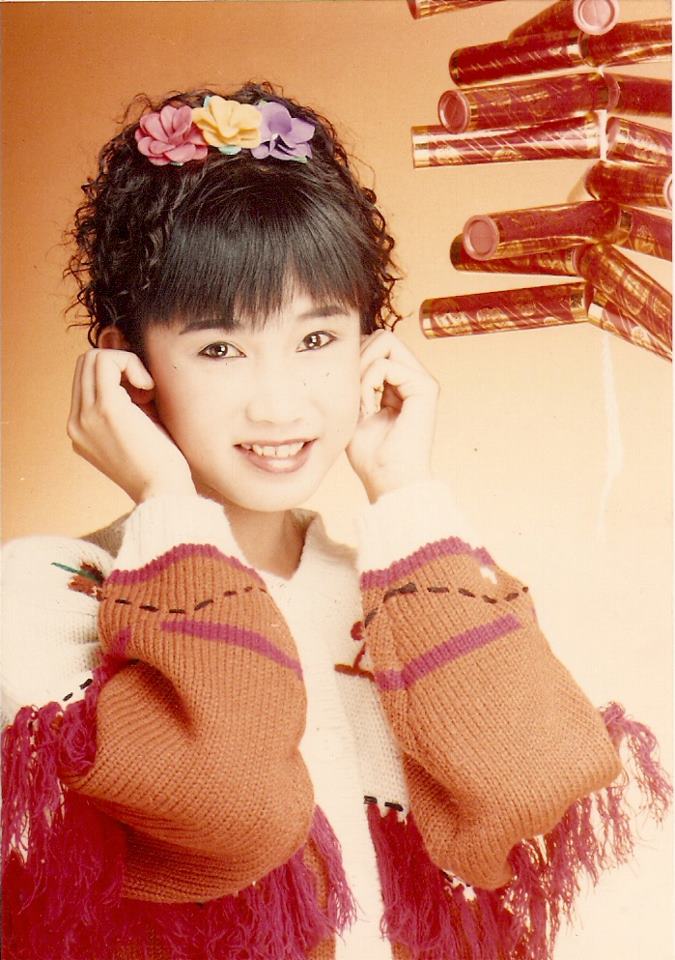 她是童星出身,出道时期以小萍萍的艺名演唱福建歌曲红透歌坛,告别童星