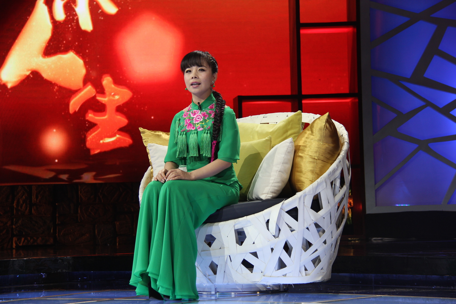  p>王二妮,1985年10月22日出生于陕西榆林,青年民族歌唱家, 北京歌剧