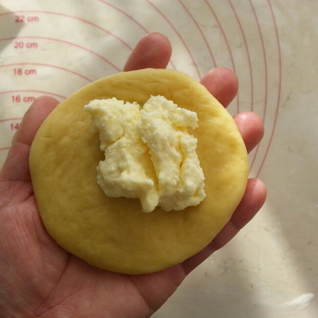  p>迷你雪山包是以高筋面粉,即发干酵母为主料制作的食品. /p>