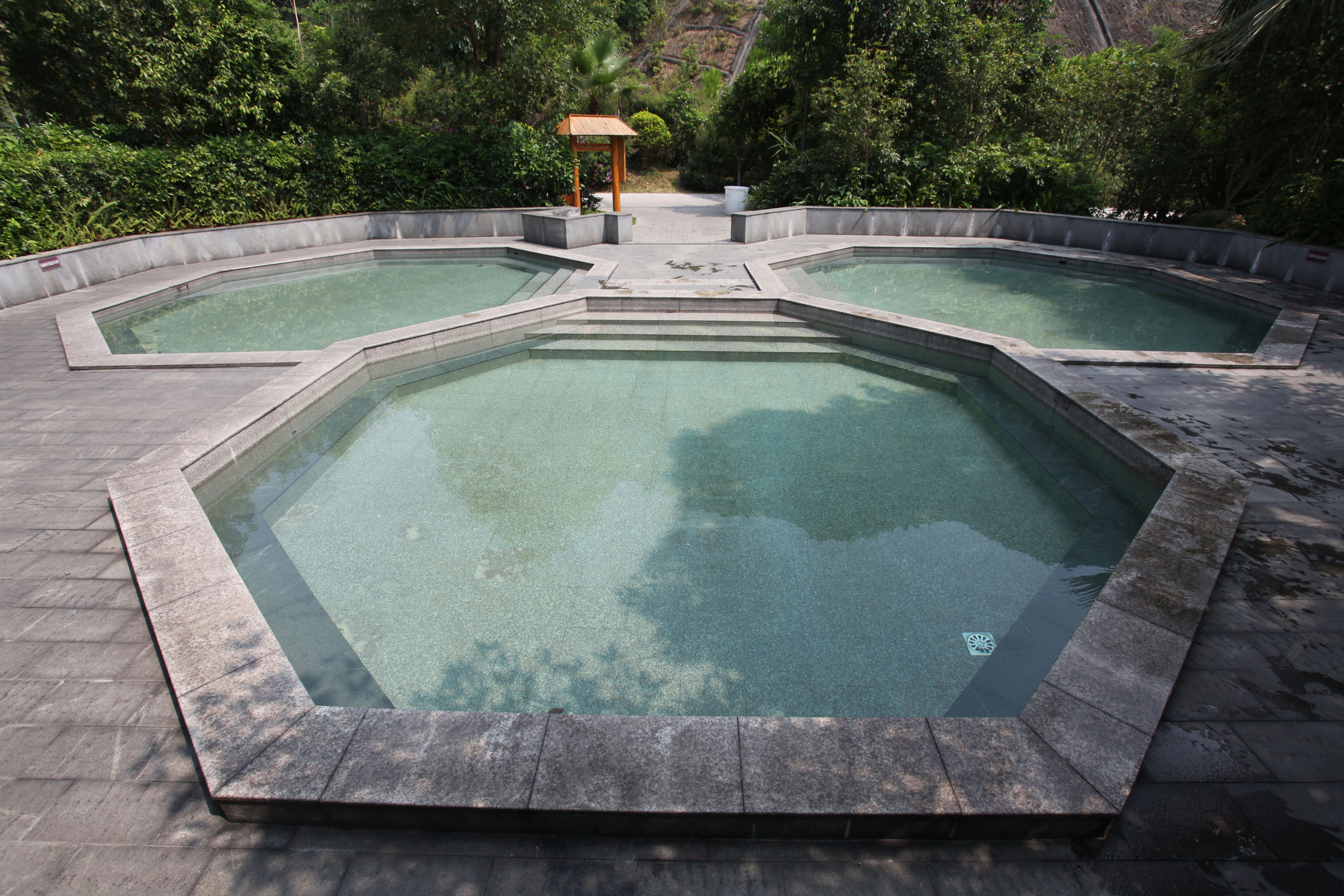  p>新丰云天海温泉度假村位于广东新丰县梅坑镇利坑角,占地4800亩.