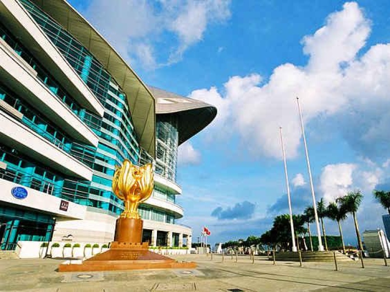 p>金紫荆广场(golden bauhinia square)位于香港会展中心的新冀海旁