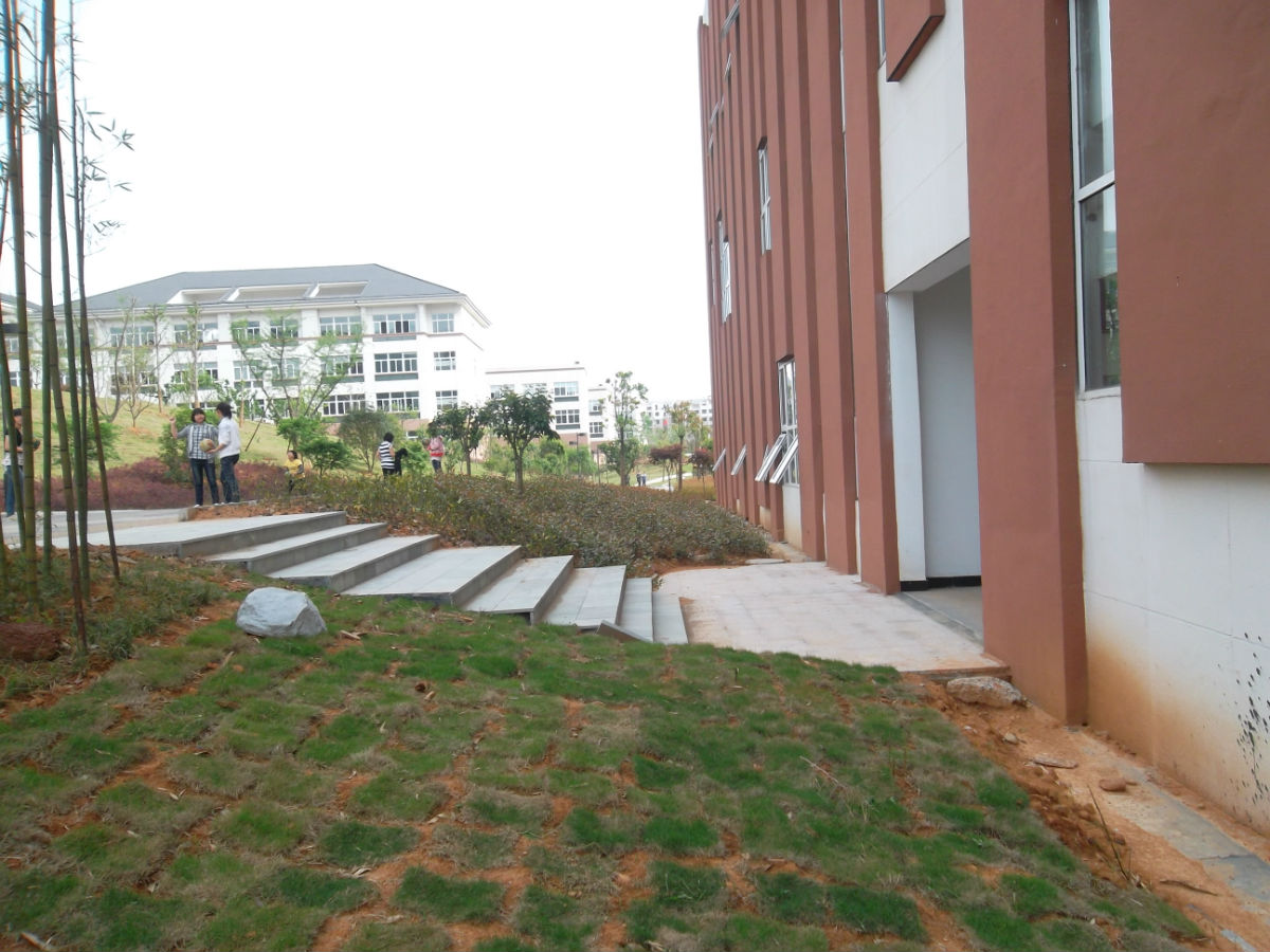  p>金华市第六中学,简称金华六中,创办于1974年,是市教育局直属的省