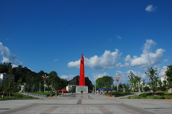  p>秋收起义阅兵广场位于铜鼓县永宁镇东端的滨水地带,是定江河和石桥