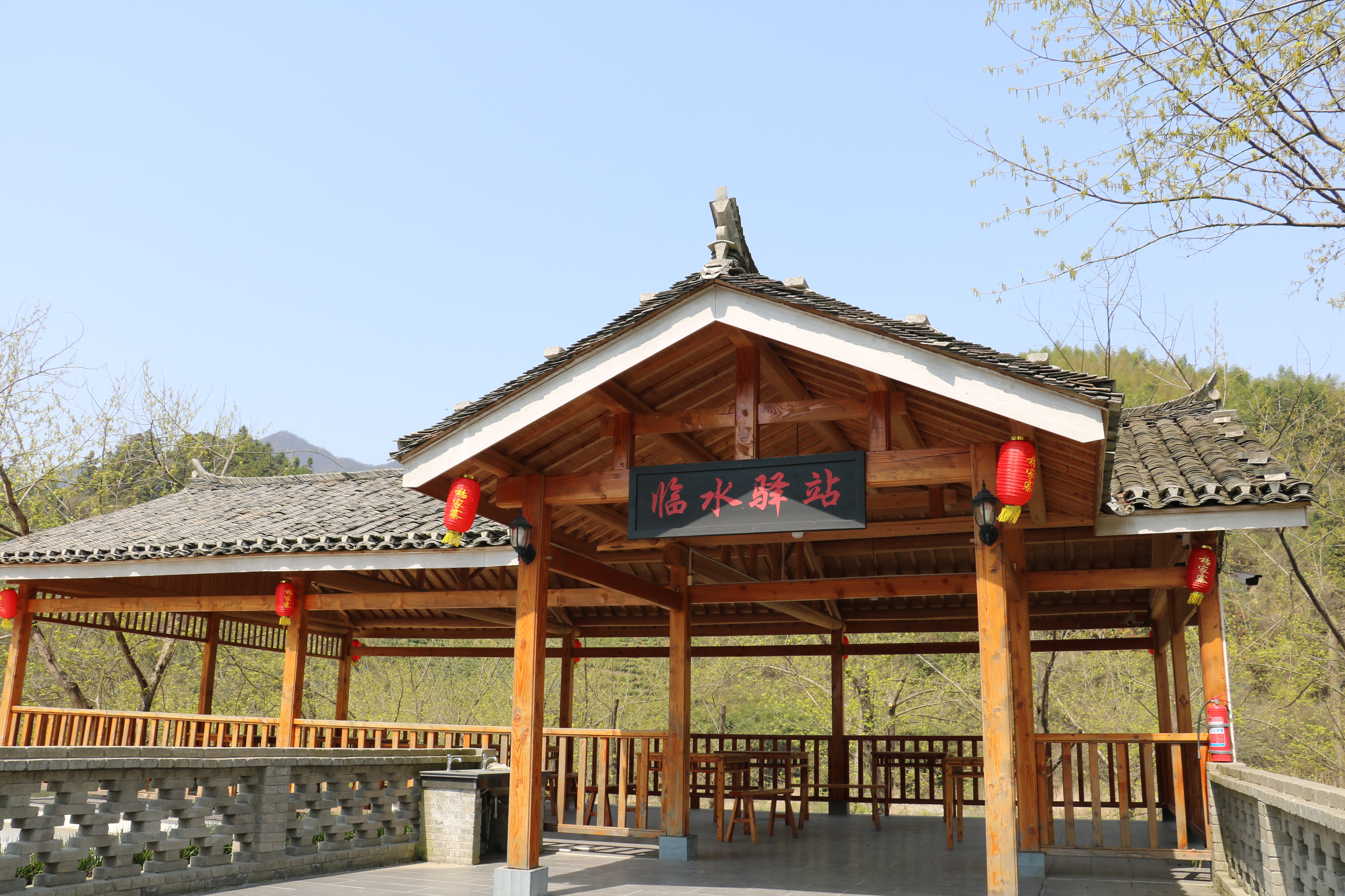  p>黄山杨家寨于2009年9月由黄山情义旅游开发有限公司投资兴建,景区