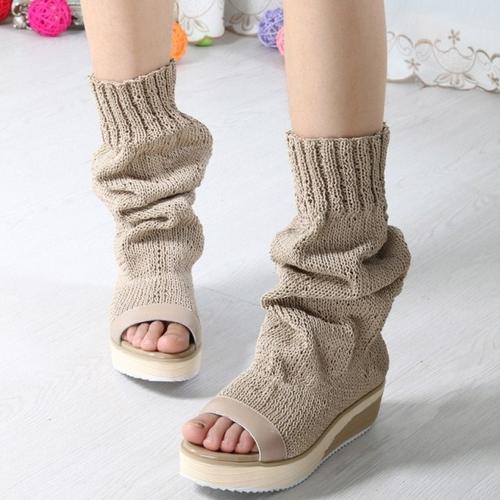 data-lemmaid="14449393">鞋头 /a>顶端有一块鱼嘴形镂空,刚好裸露出