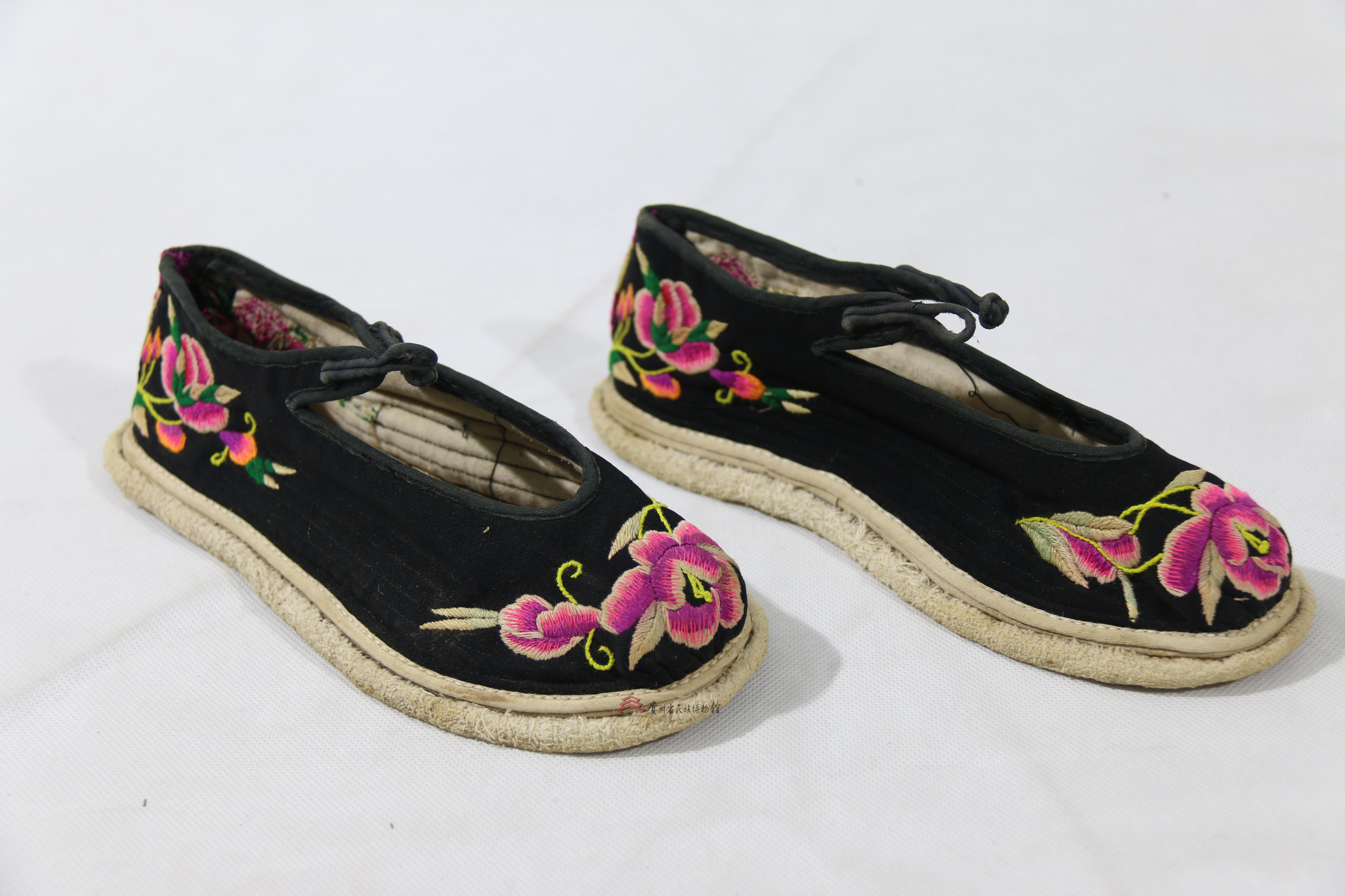  p data-id="tawysgrz29op">当代威宁秀水回族黑色绣花鞋是一件由贵州