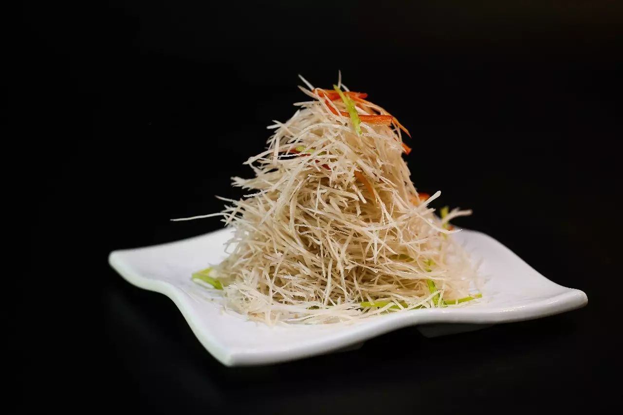  p>凉拌牛蒡是一道广东省的传统名菜,属于粤菜系凉菜,主要原料是牛蒡