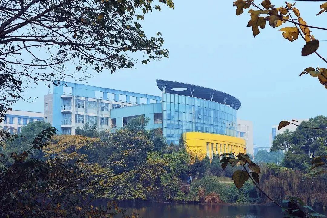 设立了教师绘画与设计工作室,旨在提升长沙学院艺术设计学院教师绘画
