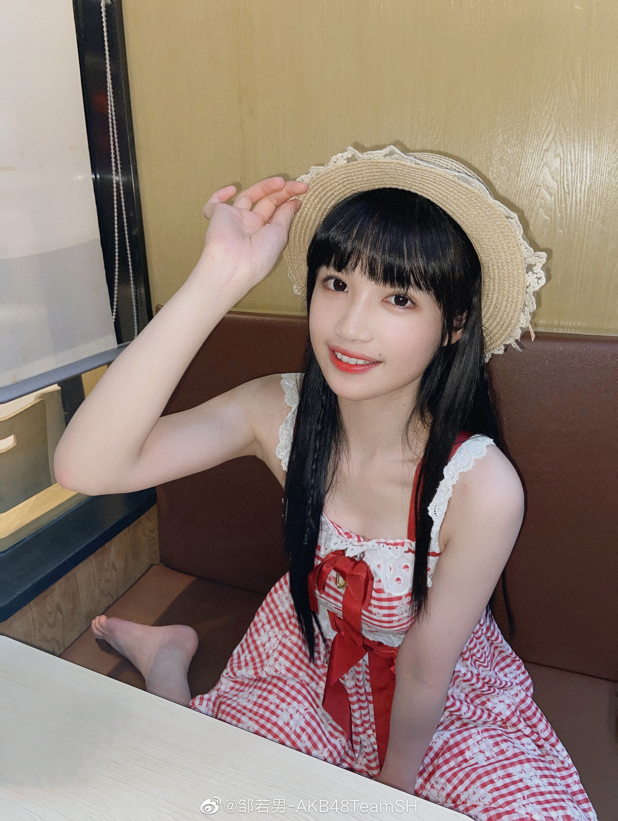  p>邹若男,1998年4月23日出生于江苏省南京市,中