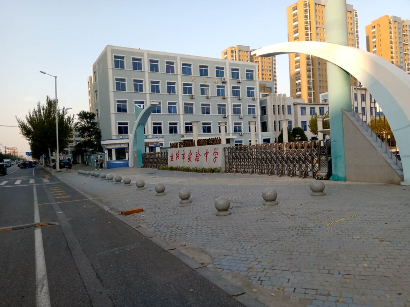  p>盘锦市实验中学始建于1977年,是一所省重点中学,总占地面积2.