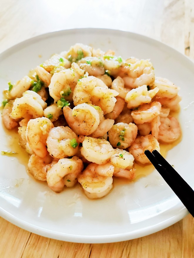  p data-id="gn94tczn3n">黄油蒜蓉虾仁是一道海鲜菜,主要是由大虾