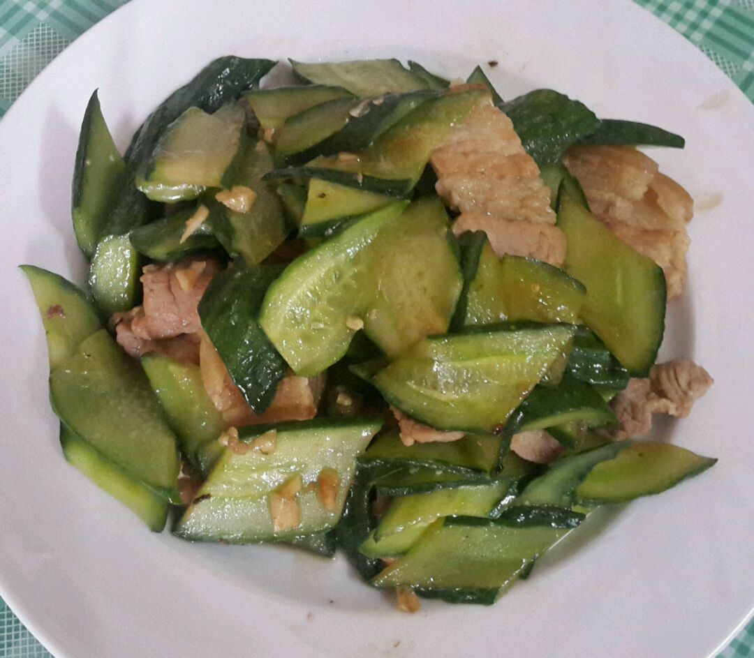  p>黄瓜烧猪肉是一道用黄瓜和猪肉炒制而成的菜肴. /p>