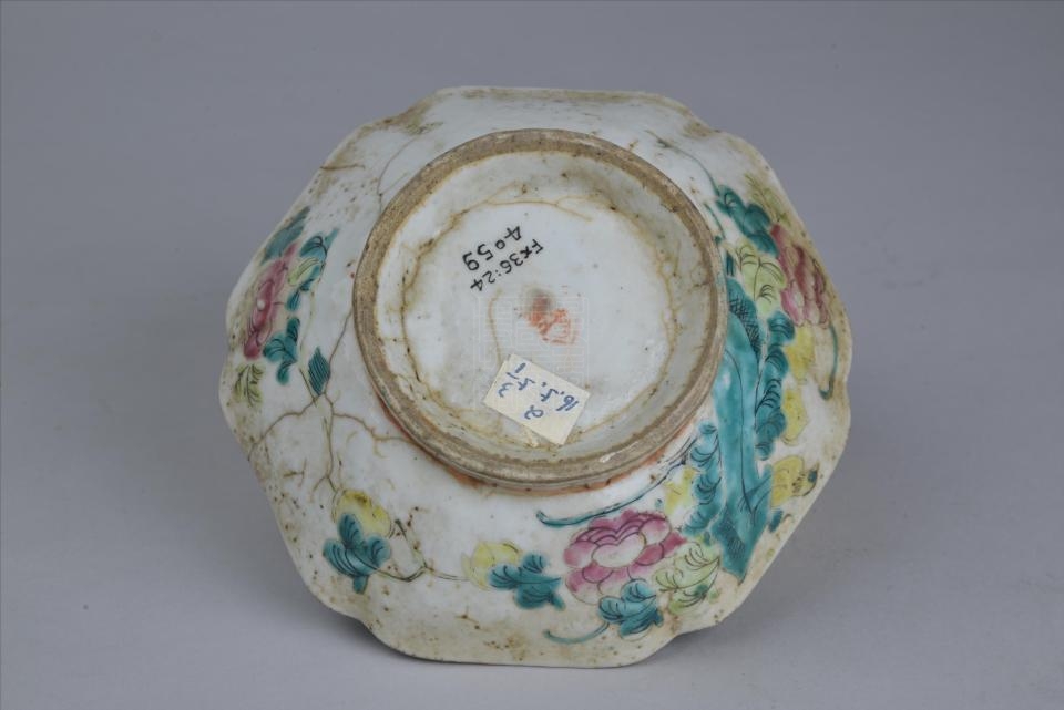 清同治款粉彩花鸟纹葵口瓷碗