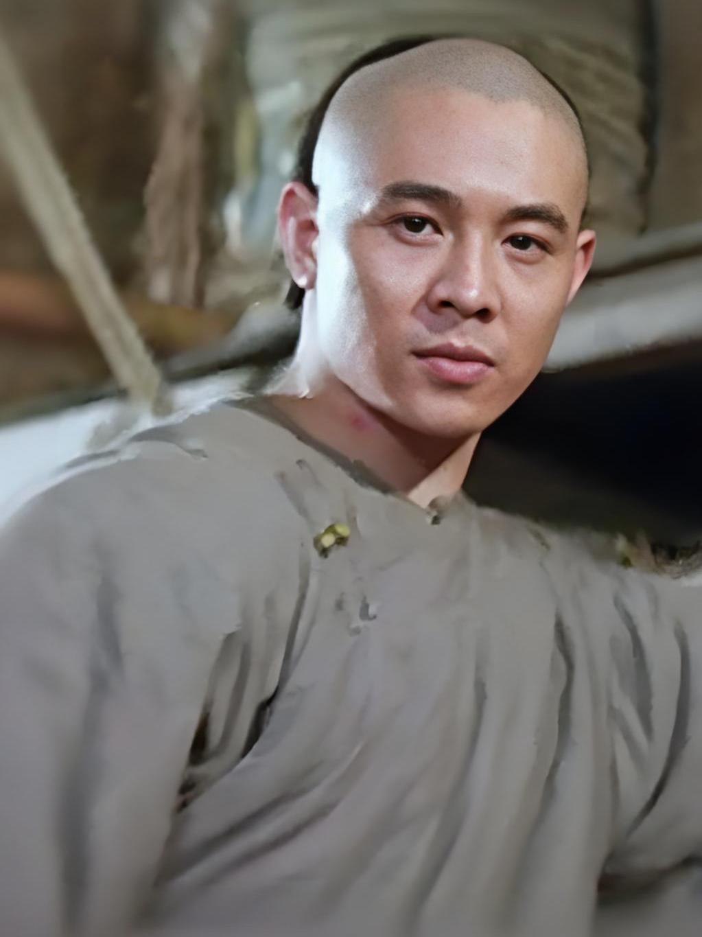 黄飞鸿是电影《黄飞鸿》中的角色,分别由<