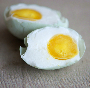  p data-id="gnwf9a5oh9">新鲜鸭蛋经盐腌制后煮熟食用时,蛋黄呈金