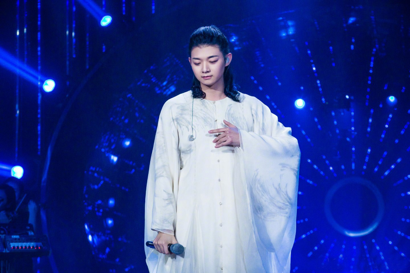  p>霍尊,1990年9月18日出生于上海,中国内地男歌手,音乐人,毕业于 a