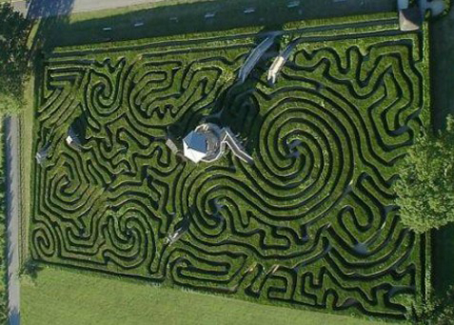  p data-id="gnaqfhyfzq">在古希腊的神话里,迷宫是由代达罗斯设计