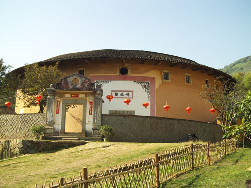 北土楼群位于福建省 a target="_blank" href="/item/龙岩市/608010"