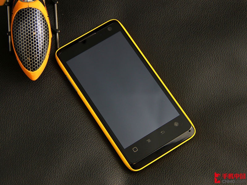 天语w806是一款有着艳丽的黄色后盖的精美时尚手机,因此得名为"大黄蜂