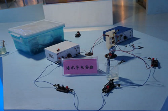  p>横截面积为1平方厘米的海水水柱单位长度的电导称"海水电导率".