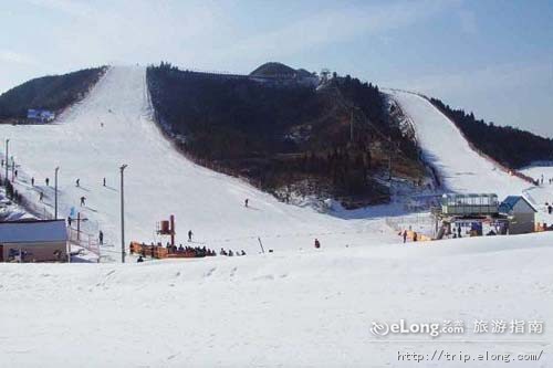  p>云居滑雪场位于北京房山区 a href="#" data-lemmaid="9247">张坊